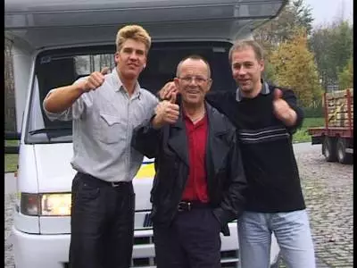 Hübsche Bitch wird in klassischem Pornofilm genagelt